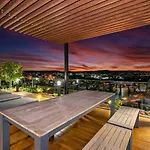 2br Luxury Retreat With Rooftop Pool Access