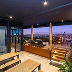 Apartment 2br Luxury Retreat With Rooftop Pool Access *