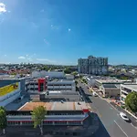 Apartment 2br Luxury Retreat With Rooftop Pool Access Brisbane