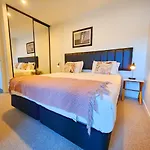 2br Luxury Retreat With Rooftop Pool Access Brisbane