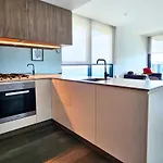 2br Luxury Retreat With Rooftop Pool Access *