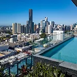 2br Luxury Retreat With Rooftop Pool Access Brisbane