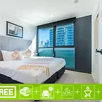Apartment 2br Luxury Retreat With Rooftop Pool Access