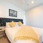 2br Luxury Retreat With Rooftop Pool Access Apartment *