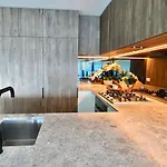2br Luxury Retreat With Rooftop Pool Access