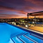 Apartment 2br Luxury Retreat With Rooftop Pool Access *