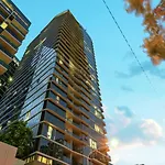 City View Apt With Balcony, King Bed, Parking & Gym