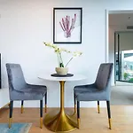 Stunning Getaway One King Bed With Unlimited Wi-fi Apartment Brisbane