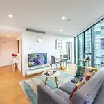 Stunning Getaway One King Bed With Unlimited Wi-fi Apartment