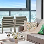 5 Star Queens Wharf 2br 2ba High Floor Epic Views Apartment