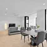 5 Star Queens Wharf 2br 2ba High Floor Epic Views *
