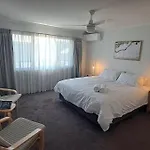 Wynnum Creek Retreat Villa *