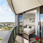 Apartment New Luxe 2br Queens Wharf