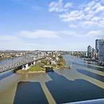 Stylish Brisbane City Stay With Bbq Pool & Gym