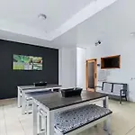 Elevate - Views, Pool, Sauna & Gym Apartment