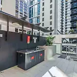 Elevate - Views, Pool, Sauna & Gym Apartment