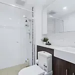 Elevate - Views, Pool, Sauna & Gym Apartment