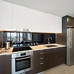 Elevated Cbd Living 2Br With Skyline Views