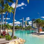 Park Ave Retreat - 3 Carparks, Wifi, Bbq, King Bed