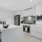 Skyrise Style - 1bed-1bath-1car-views - Cbd Apartment *