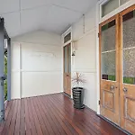 Holiday home Comfy Character Qld'r ~ 3bed Self-contained-upstairs House W/parking ~ Woolloongabba *