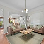 Comfy Character Qld'r ~ 3bed Self-contained-upstairs House W/parking ~ Woolloongabba Brisbane
