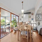 Comfy Character Qld\'R ~ 3Bed Self-Contained-Upstairs House W/Parking ~ Woolloongabba