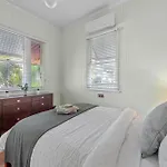 Holiday home Comfy Character Qld'r ~ 3bed Self-contained-upstairs House W/parking ~ Woolloongabba *