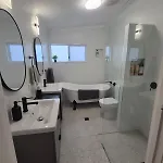 Holiday home Charming 4bdr Inc Separate Studio, Newly Renovated *