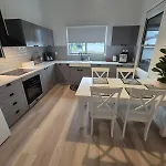 Charming 4bdr Inc Separate Studio, Newly Renovated Holiday home *