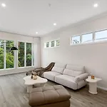 Spacious 4-bedroom Bardon Retreat Across 2 Levels Holiday home