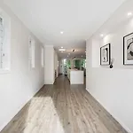 Holiday home Spacious 4-bedroom Bardon Retreat Across 2 Levels