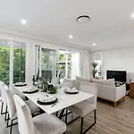 Spacious 4-bedroom Bardon Retreat Across 2 Levels *