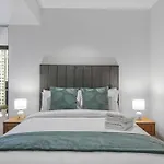 Stylish 2Br - Tallest Building In City Plus Pool, Gym