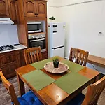 6 Mins To City-Stylish Retreat