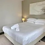 1-Bed Urban Getaway Near The Brisbane River
