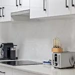 Modern Southbank Parklands Apartment Retreat