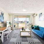 Inner-City 1-Bed With Pool & Spa