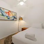 Stylish With Rooftop Bbq & Access Apartment *