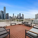 Stylish With Rooftop Bbq & Access Apartment *