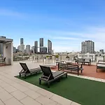 Apartment Stylish With Rooftop Bbq & Access