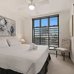Stylish With Rooftop Bbq & Access Apartment