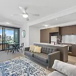 Spacious Valley Pad In Street Precinct Apartment