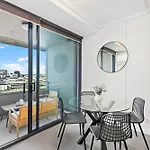 Spacious Valley Pad In Street Precinct Apartment *