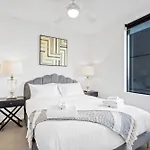 Spacious Valley Pad In Street Precinct Apartment Brisbane