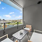 Spacious Valley Pad In Street Precinct Apartment *