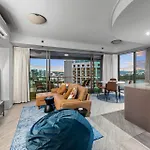 Apartment A Touch Of Class - 2bed-2bath-1car-balcony-views - Cbd *