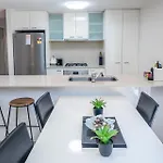 Albion Breeze Pool Access, Patio & City Convenience