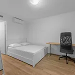 Studio With Balcony Access In Central Bowen Hills