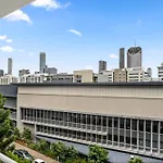 Modern 2-Bed Apartment With Gym & Sauna Access